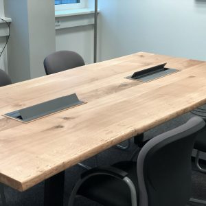 holzmöbel-büro-konferenztisch